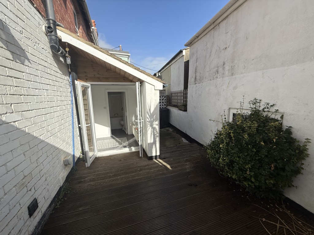 Lot: 99 - REFURBISHED TWO-BEDROOM TERRACED PROPERTY - Rear courtyard garden